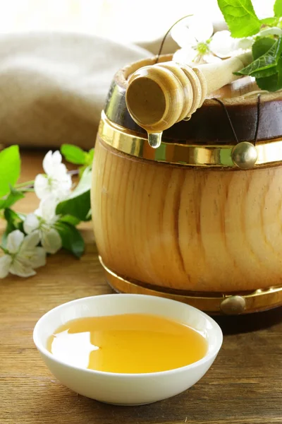 Wooden barrel with an organic floral honey — Stock Photo, Image