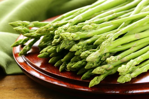 Asparagi verdi freschi - verdura di primavera — Foto Stock