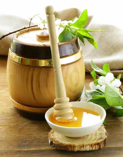 Деревянная бочка с органическим цветочным медом — стоковое фото