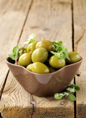 Yeşil Zeytin kekik ahşap zemin ile marine edilmiş.