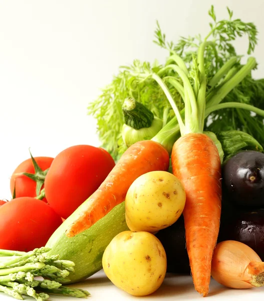 Verduras de primavera frescas - cenouras, tomates, espargos, berinjela e batatas — Fotografia de Stock