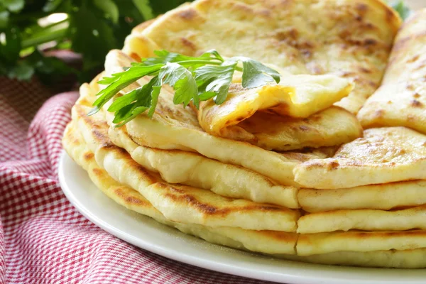 Stapel van gebakken brood met boter en peterselie — Stockfoto