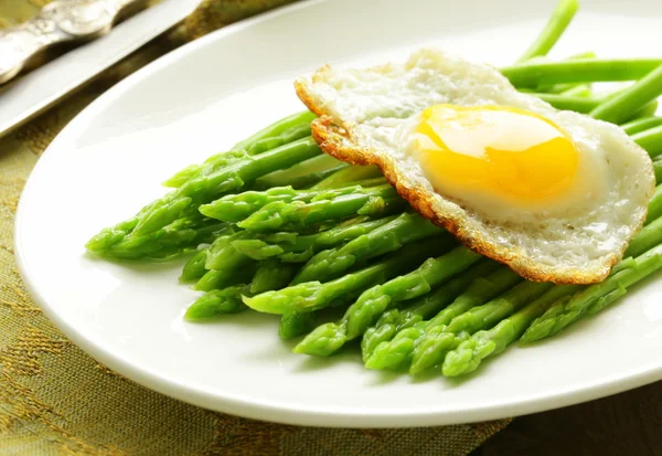 Gourmet breakfast - asparagus with fried egg — Stock Photo, Image