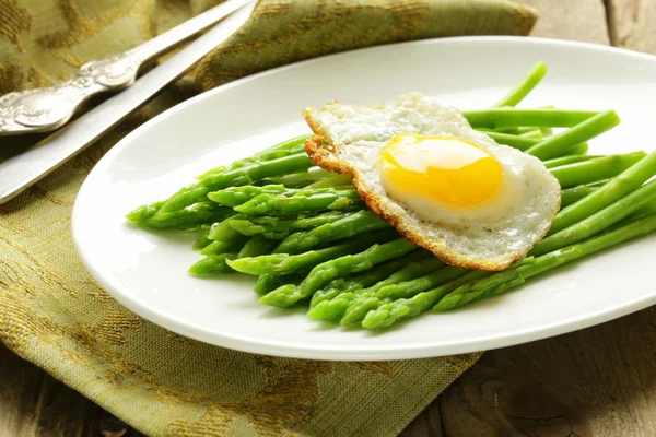 Pequeno-almoço gourmet - espargos com ovo frito — Fotografia de Stock