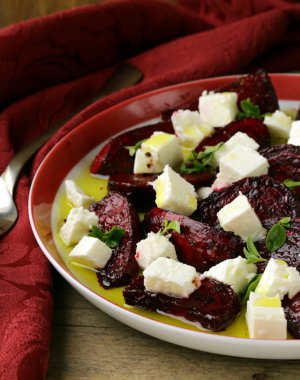 kavrulmuş kırmızı pancar ve zeytinyağı ile beyaz peynir salatası