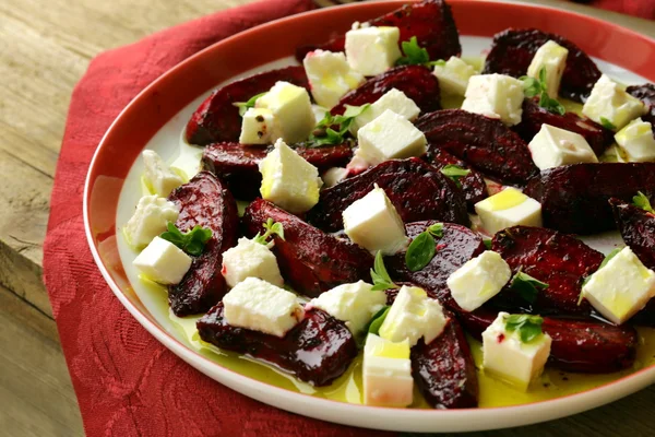 Ensalada de remolacha roja asada y queso feta con aceite de oliva —  Fotos de Stock