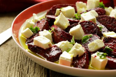 kavrulmuş kırmızı pancar ve zeytinyağı ile beyaz peynir salatası