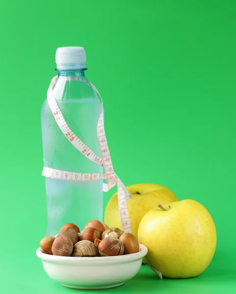 Botella de agua, manzanas y frutos secos - concepto de dieta — Foto de Stock