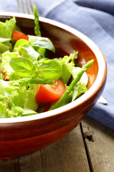 Salada verde fresca com tomates e espargos — Fotografia de Stock