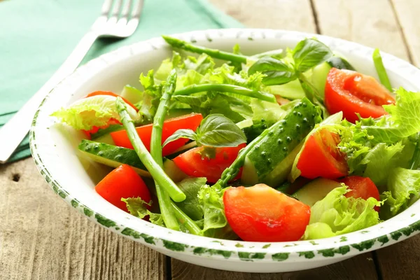 Taze yeşil kuşkonmaz ve domates salatası — Stok fotoğraf