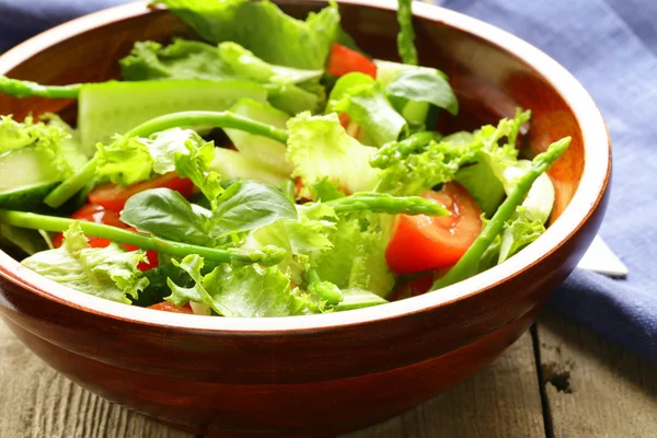 Salada verde fresca com tomates e espargos — Fotografia de Stock