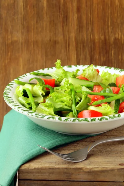 Friss zöld saláta, paradicsom és spárgával — Stock Fotó