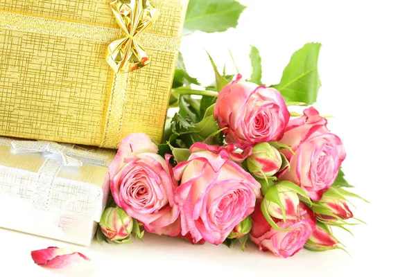 Roze rozen en box met geschenken op een witte achtergrond — Stockfoto