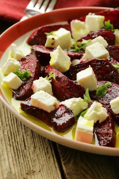 Ensalada de remolacha roja asada y queso feta con aceite de oliva —  Fotos de Stock