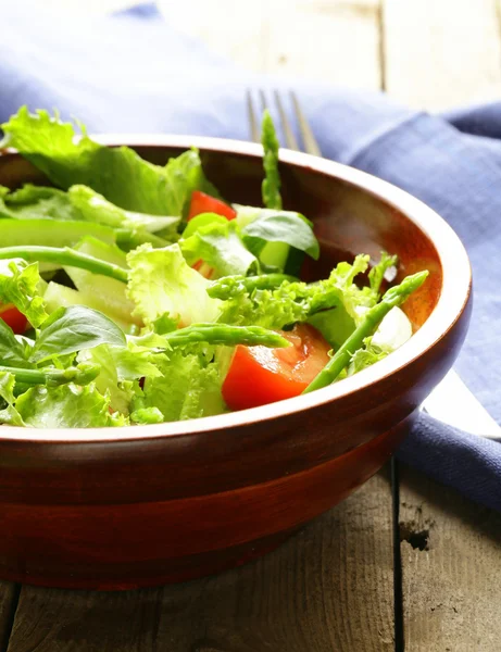 Taze yeşil kuşkonmaz ve domates salatası — Stok fotoğraf