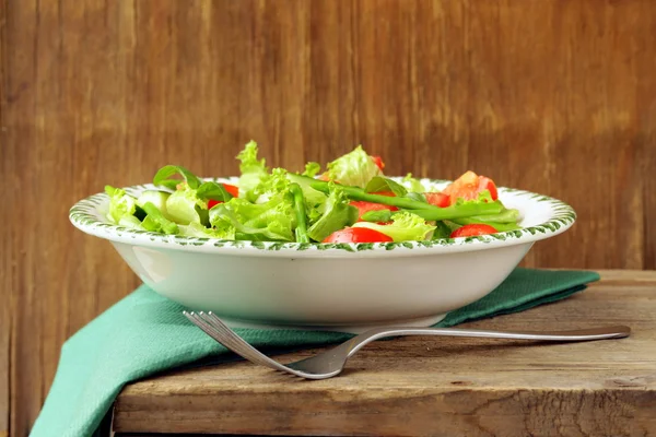 Salada verde fresca com tomates e espargos — Fotografia de Stock