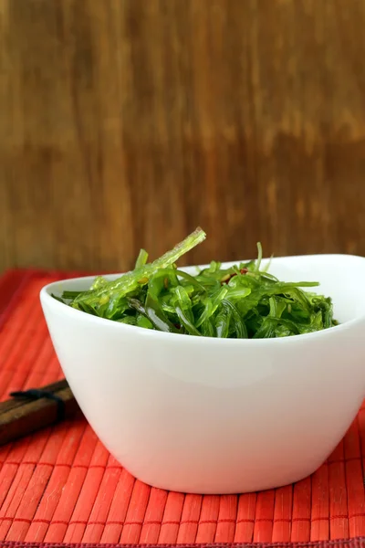 Закуска из морских водорослей - японский салат чука — стоковое фото