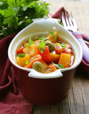 zeytin ve kırmızı biber ile sebze güveç