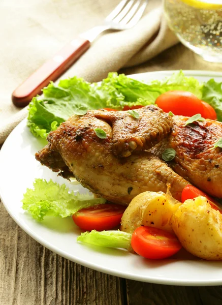 Stekt kyckling med sallad och grönsaker — Stockfoto