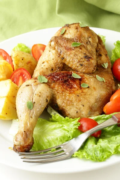 Fried chicken with salad and vegetables — Stock Photo, Image