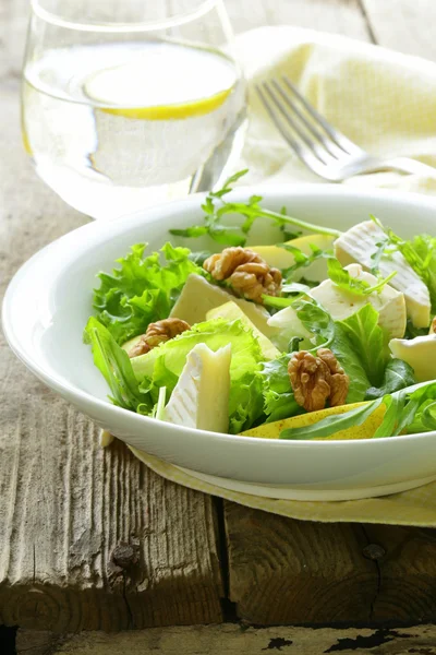 Salade aux poires, noix et fromage camembert — Photo