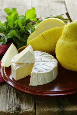 Armut (brie, camembert ve yumuşak peynir ile)