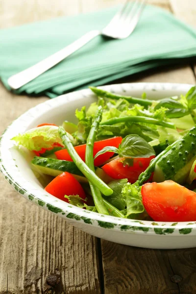 Taze yeşil kuşkonmaz ve domates salatası — Stok fotoğraf