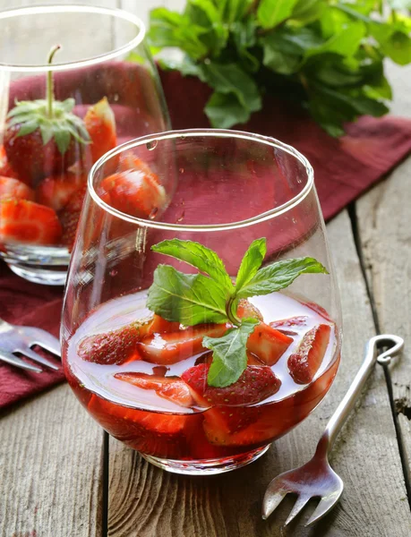 Dessert di fragole in un bicchiere - bacche in sciroppo — Foto Stock