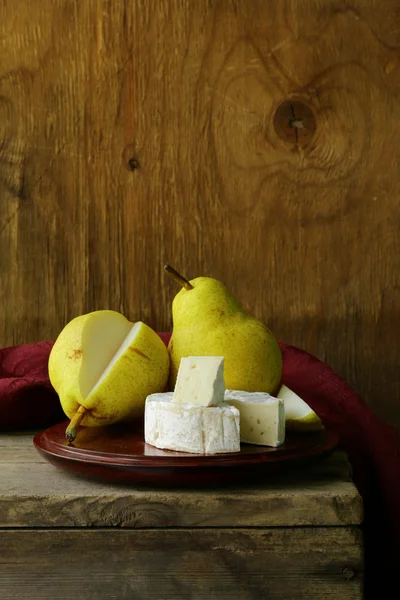 Trozo de queso blando con y peras (brie, camembert ) —  Fotos de Stock