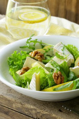 armut, ceviz ve peynir salatası camembert