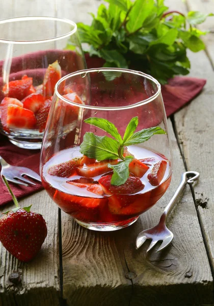 Клубничный десерт в стакане - ягоды в сиропе — стоковое фото