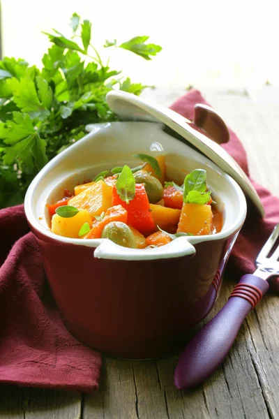 Guiso de verduras con aceitunas y pimiento rojo — Foto de Stock