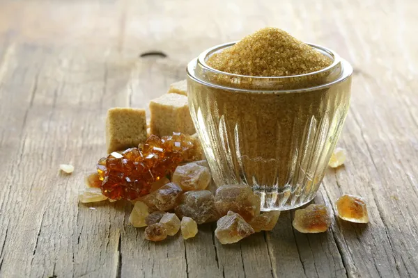 Разнообразный коричневый сахар - песок, хрусталь и рафинированный — стоковое фото