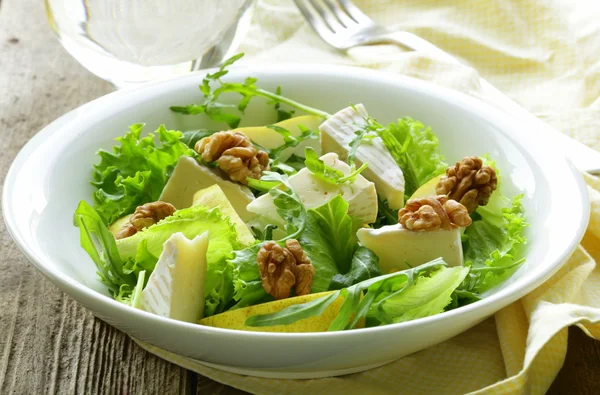 Salad with pear, walnuts and cheese camembert — Stock Photo, Image