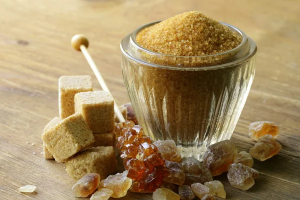 Geassorteerde bruine suiker - zand, kristal en verfijnde — Stockfoto