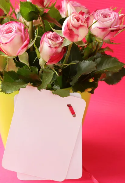 Flores rosas en un jarrón sobre fondo rosa —  Fotos de Stock