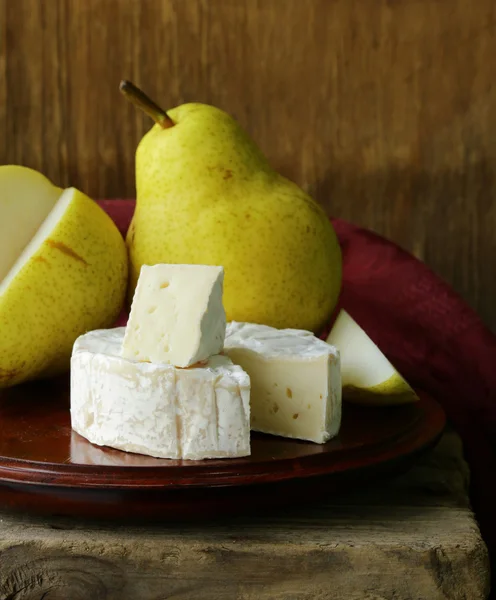 Trozo de queso blando con y peras (brie, camembert ) —  Fotos de Stock