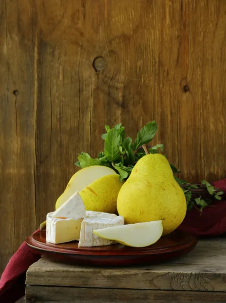 Morceau de fromage à pâte molle et poires (brie, camembert ) — Photo