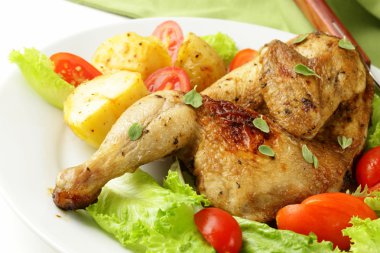 Salata ve sebzeli kızarmış tavuk.
