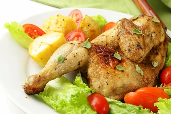 Fried chicken with salad and vegetables — Stock Photo, Image