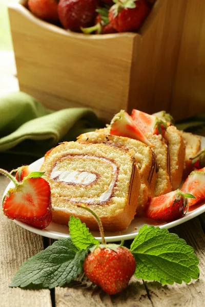 Roulade cake met room en aardbeien — Stockfoto