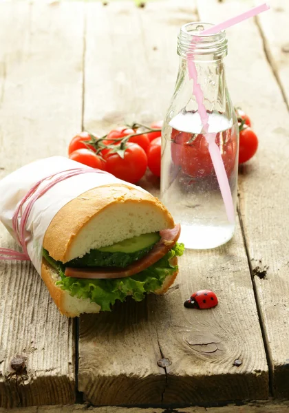 Бутерброди зі закусками (іспанською) з овочами та шинкою — стокове фото