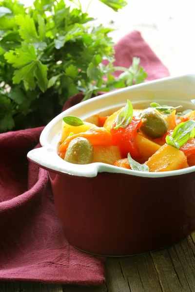 Zeleninový guláš s olivami a červenou paprikou — Stock fotografie