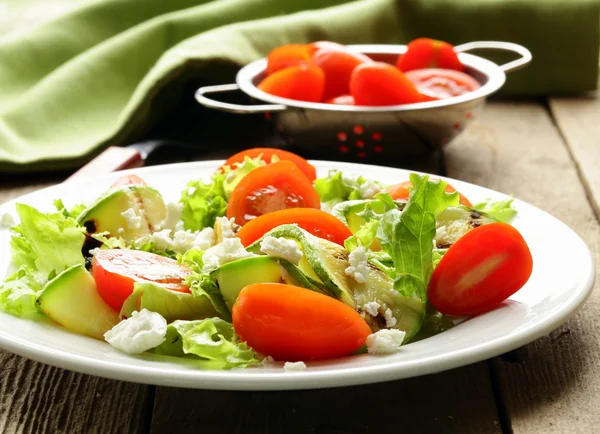 Sallad zucchini med tomater och färskost — Stockfoto