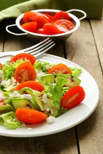 Cuketa salát s rajčaty a smetanovým sýrem — Stock fotografie