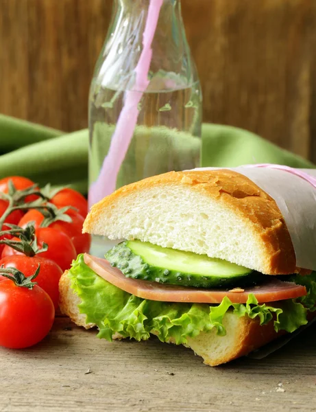 Sandwichs snack (panini) aux légumes et jambon — Photo