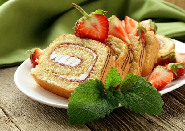 Gâteau roulade à la crème et aux fraises — Photo