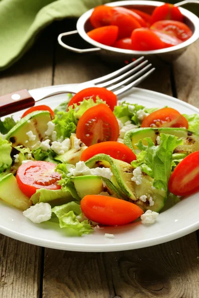 Abobrinha de salada com tomate e queijo creme — Fotografia de Stock