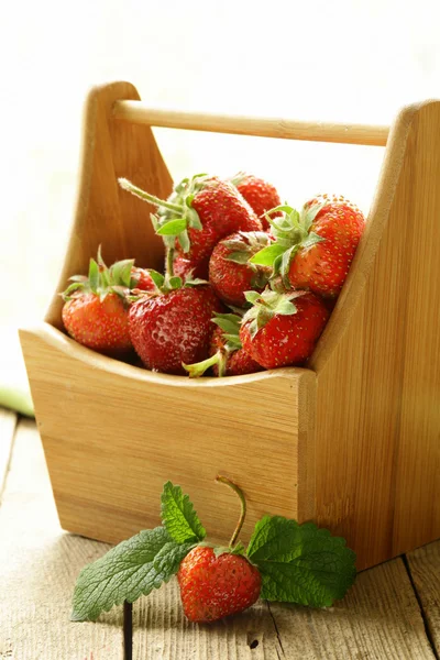 Ripe organic strawberries with green leaf — Stock Photo, Image
