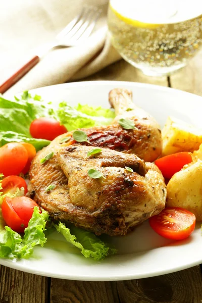 Fried chicken with salad and vegetables — Stock Photo, Image